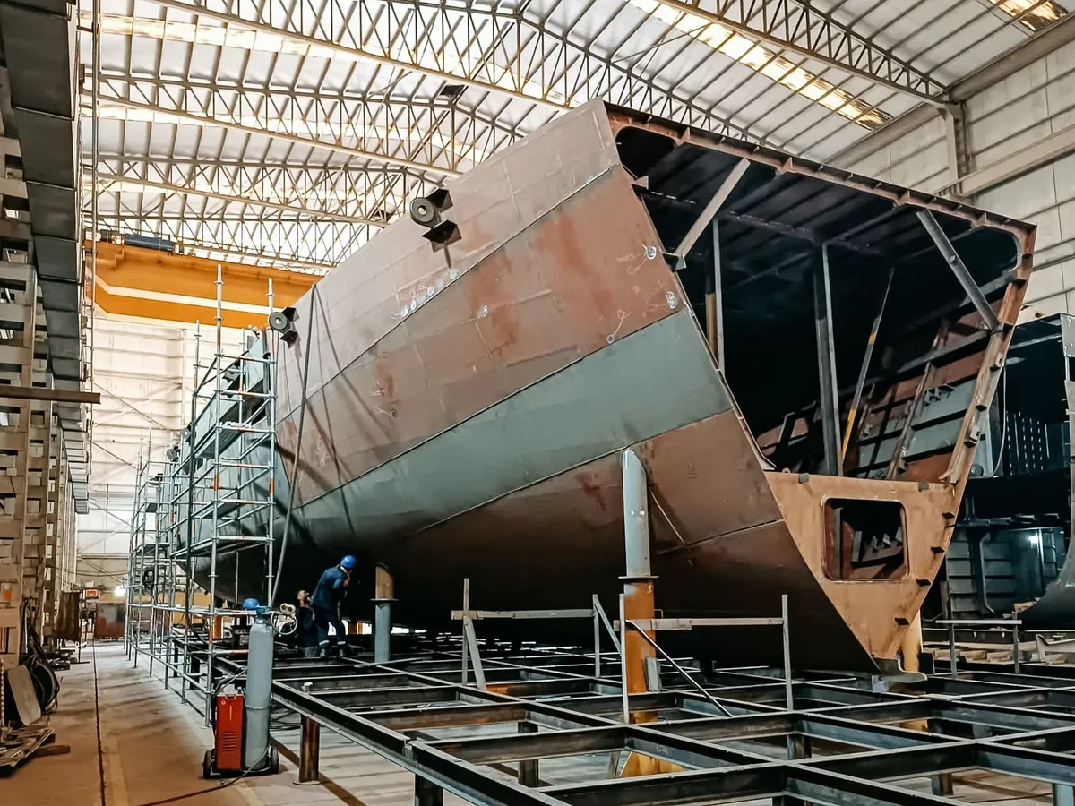 Bering Yachts B125: Scheepsromp in aanbouw werf