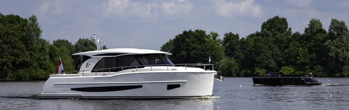 Boarncruiser 1200 Elegance: Witte boot varend op water