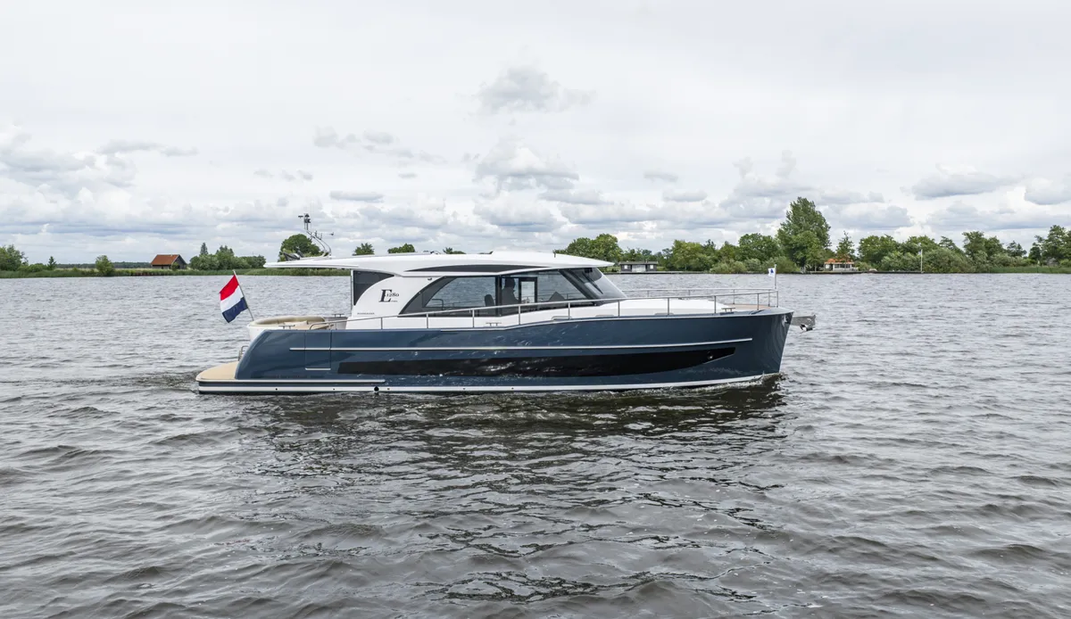 Boarncruiser 1280 Elegance: Motorboot varend op water