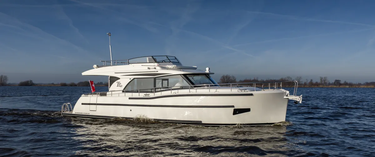 Boarncruiser 43 Traveller: Boot varend op water