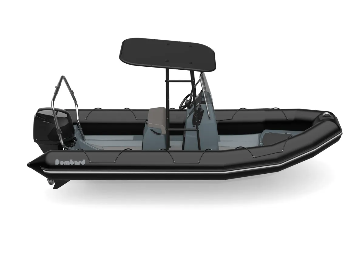 Bombard Explorer 550: Rubberboot met zonnedak zijaanzicht