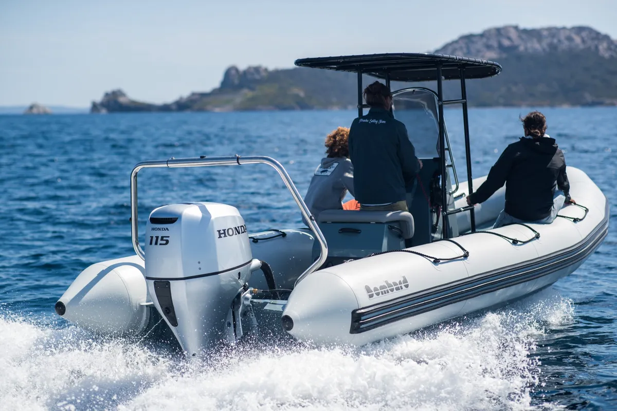 Bombard Explorer 600: Rubberboot varend op zee