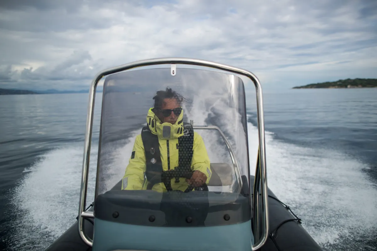Bombard Explorer 700: Persoon vaart rubberboot op zee