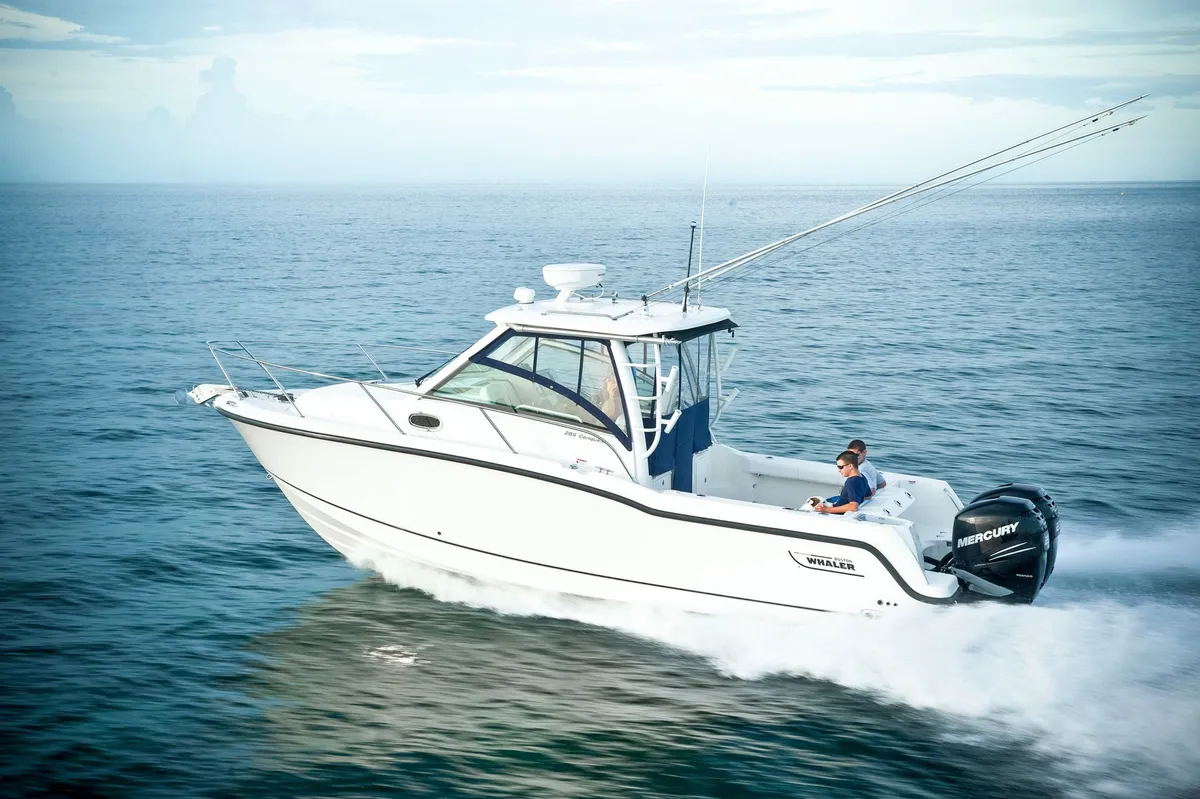 Boston Whaler 285 Conquest: Varend zijaanzicht