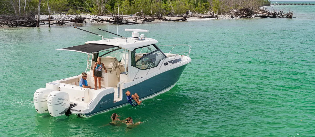 Boston Whaler 325 Conquest: Voor anker met zwemmers