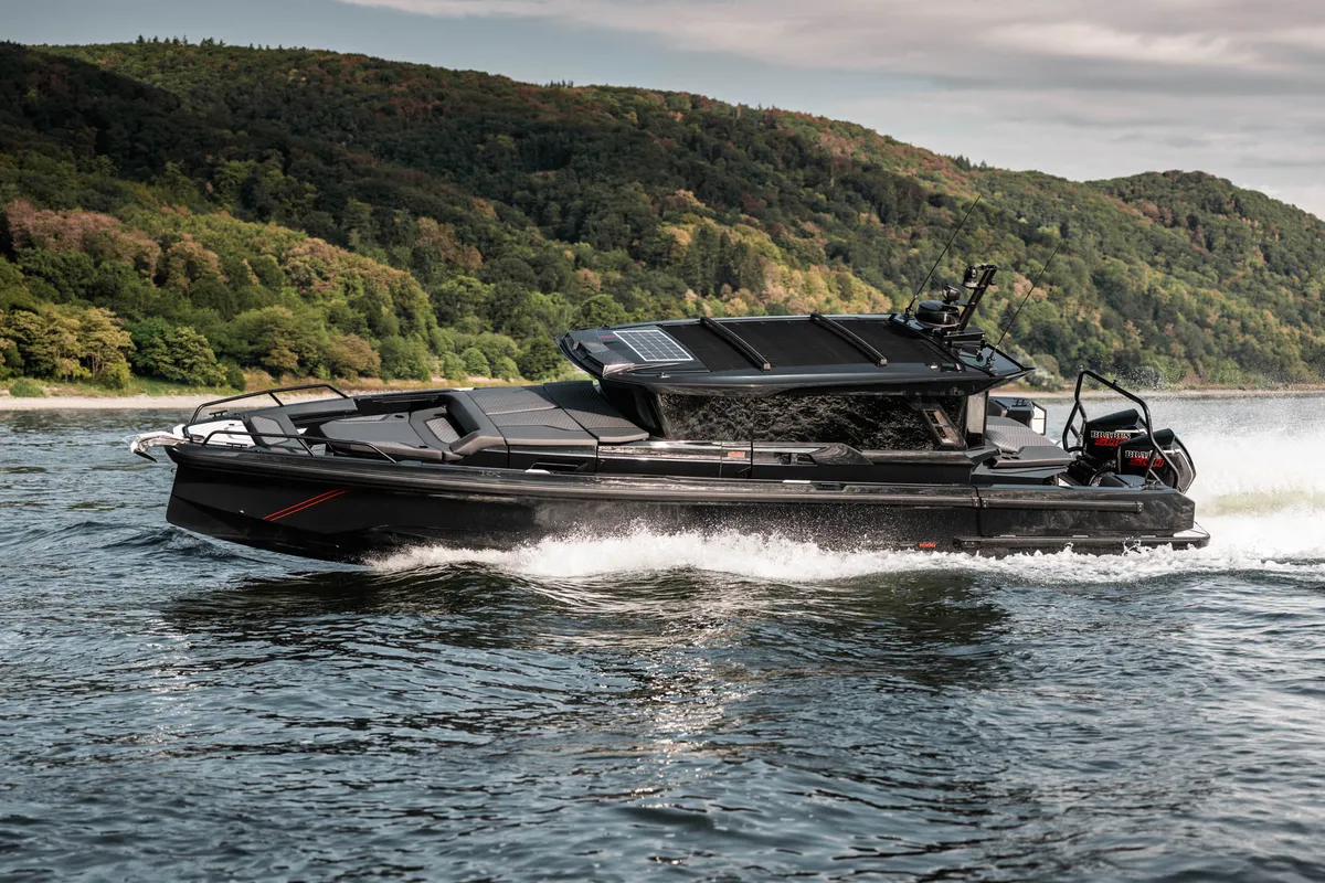 BRABUS Marine Shadow 1000 XC Cross Cabin: Boot varend van opzij