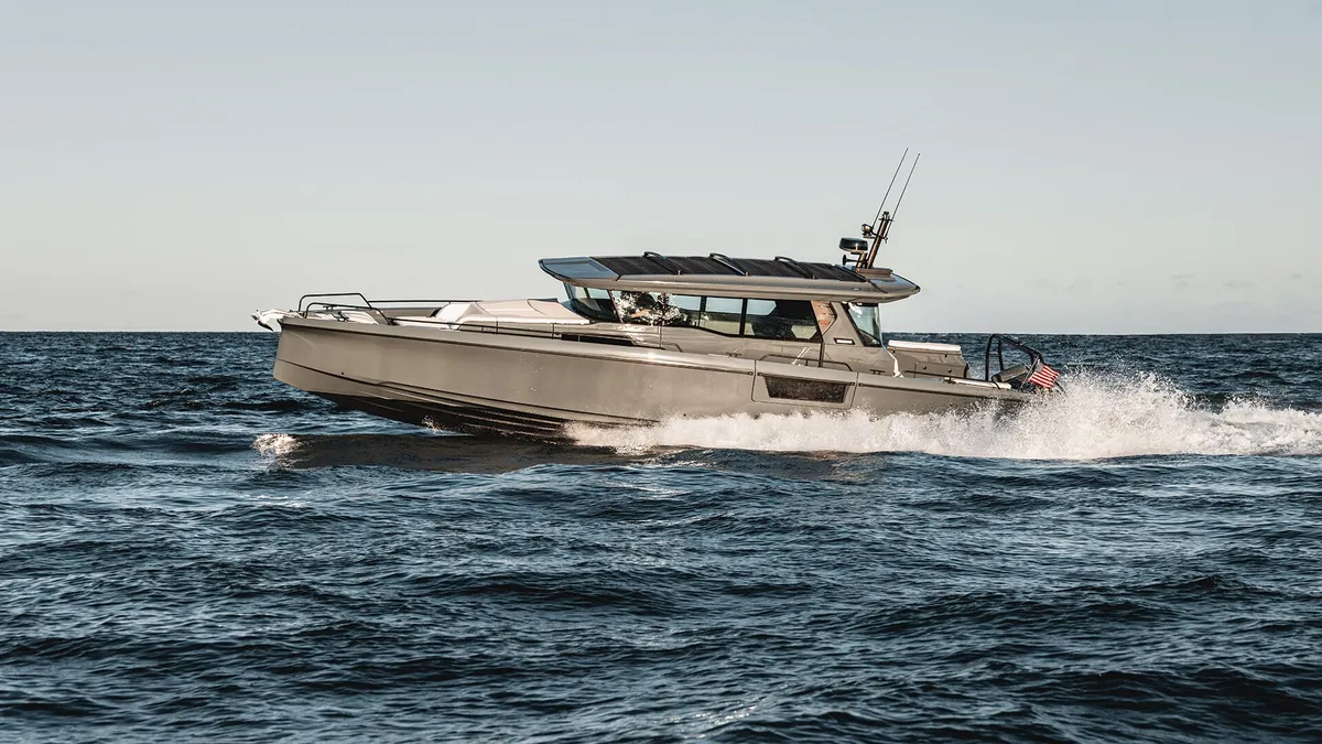 BRABUS Marine Shadow 1500 XC Cross Cabin: Boot varend op zee