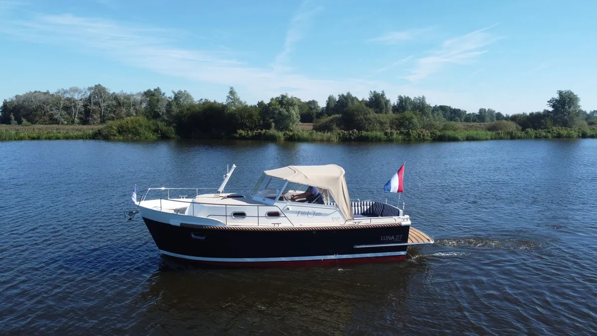 Brandsma Jachten Luna 27: Boot varend op rivier
