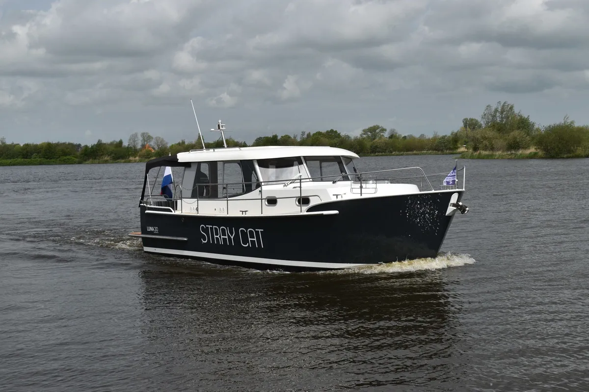 Brandsma Jachten Luna 30: Boot varend op water