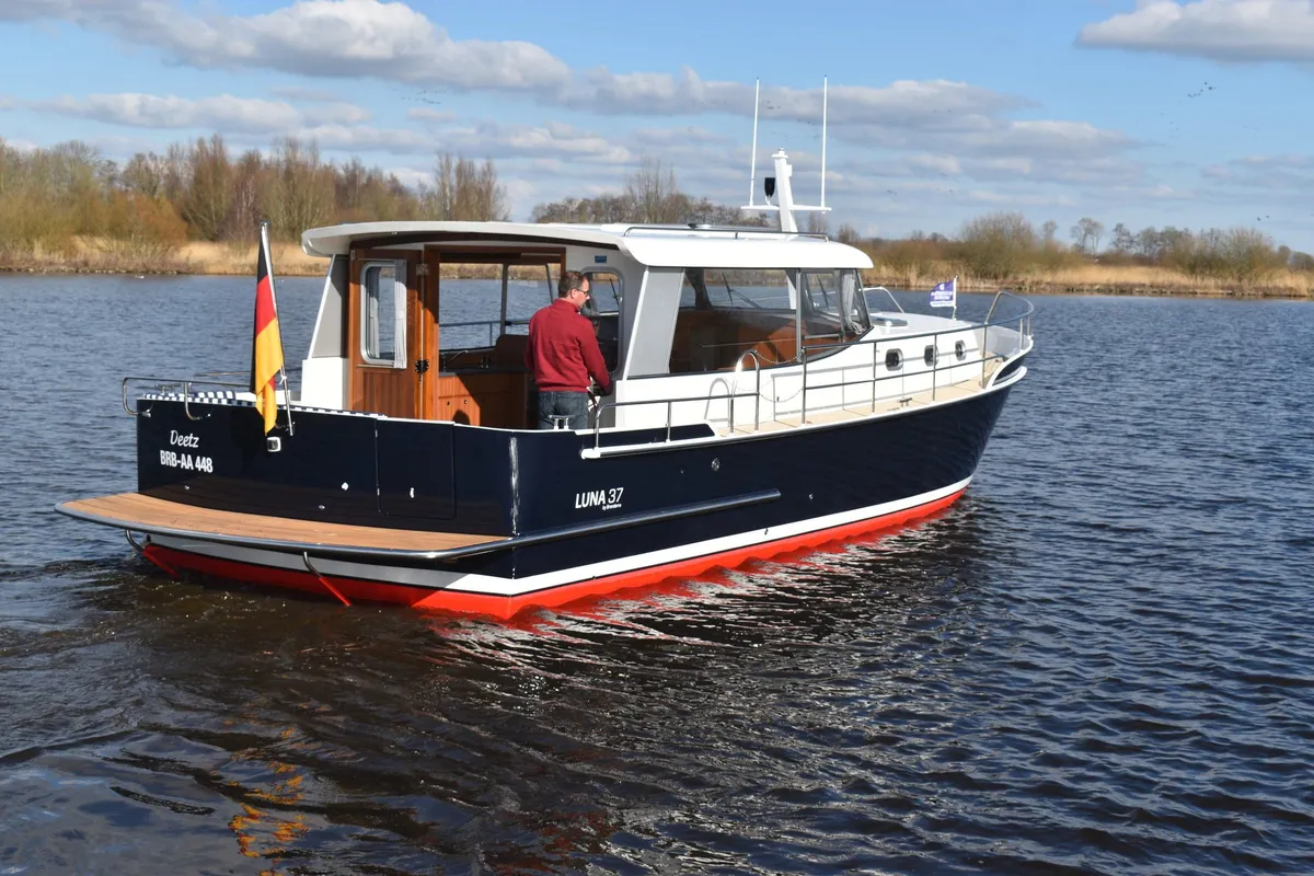Brandsma Jachten Luna 37: Boot varend op water