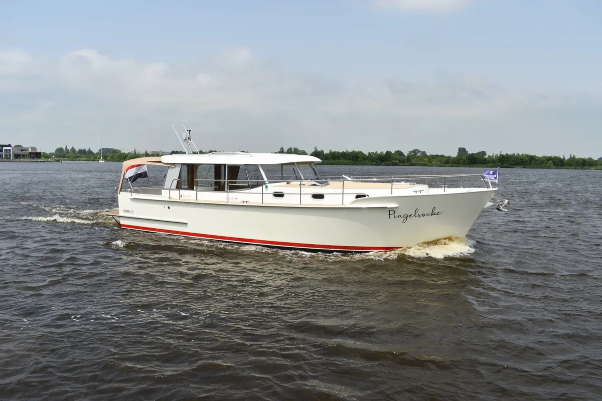 Brandsma Jachten Luna 40: Boot varend op water