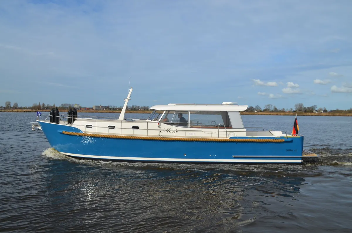 Brandsma Jachten Luna 44: Blauwe motorboot varend op water