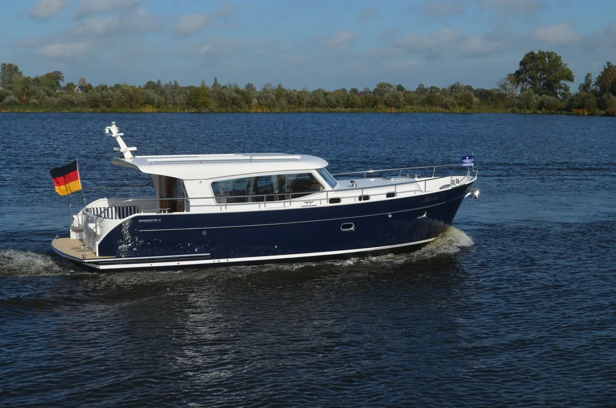 Brandsma Jachten Noordzeekotter 38: Blauwe motorboot vaart op water
