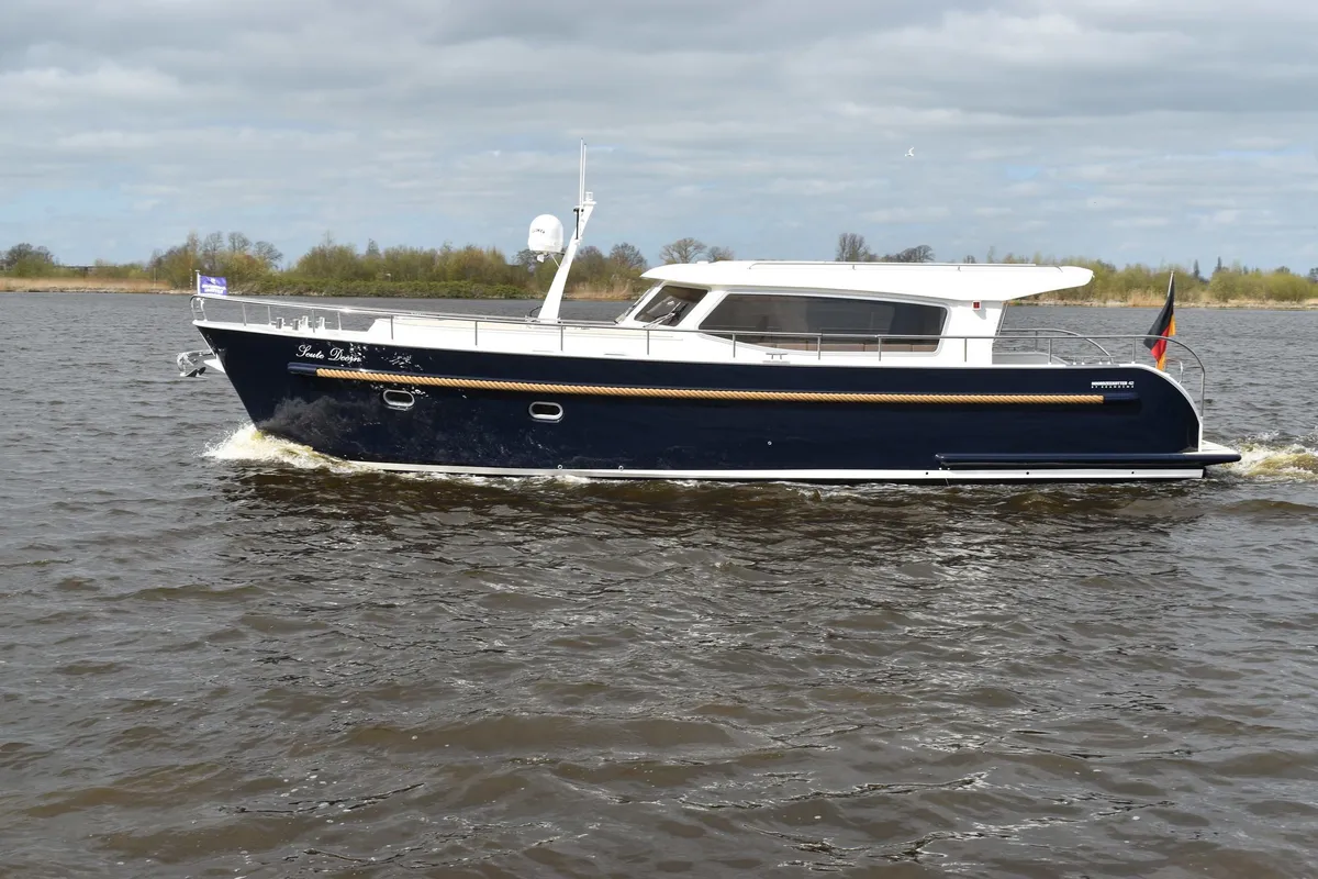 Brandsma Jachten Noordzeekotter 42: Boot varend op water