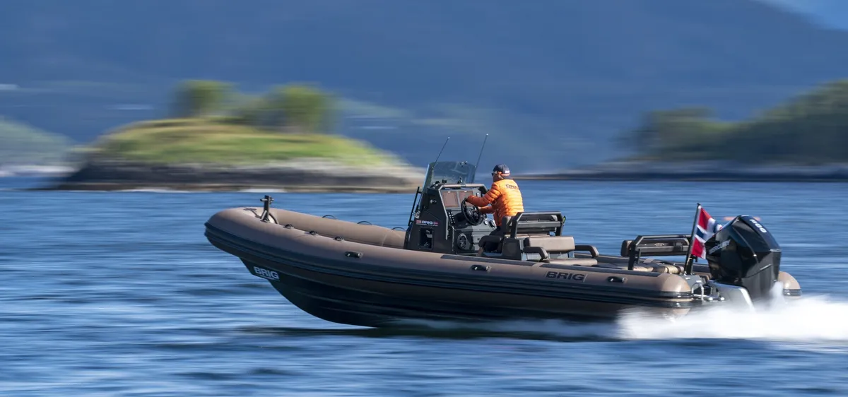 Brig Navigator 26: Rubberboot varend op water
