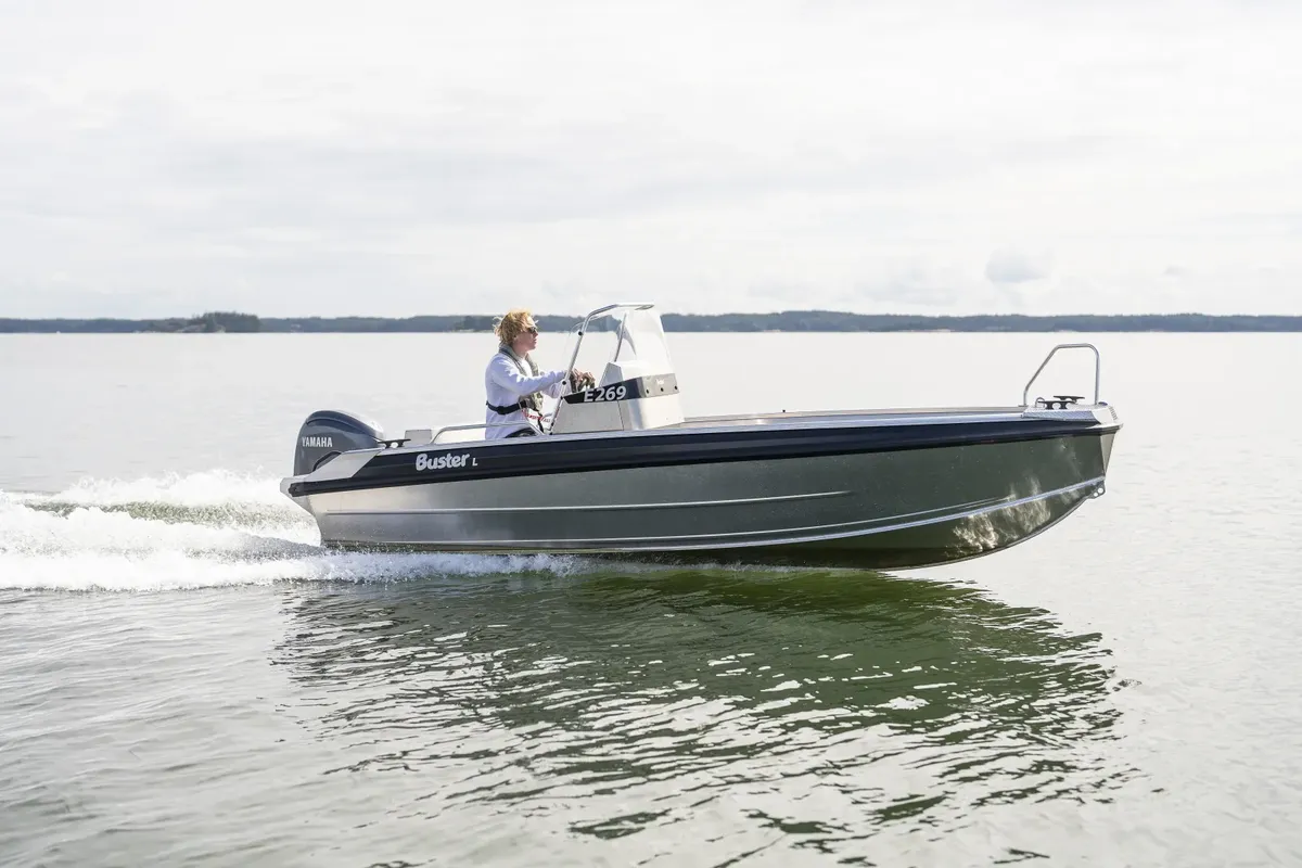 Buster L1: Boot varend op water