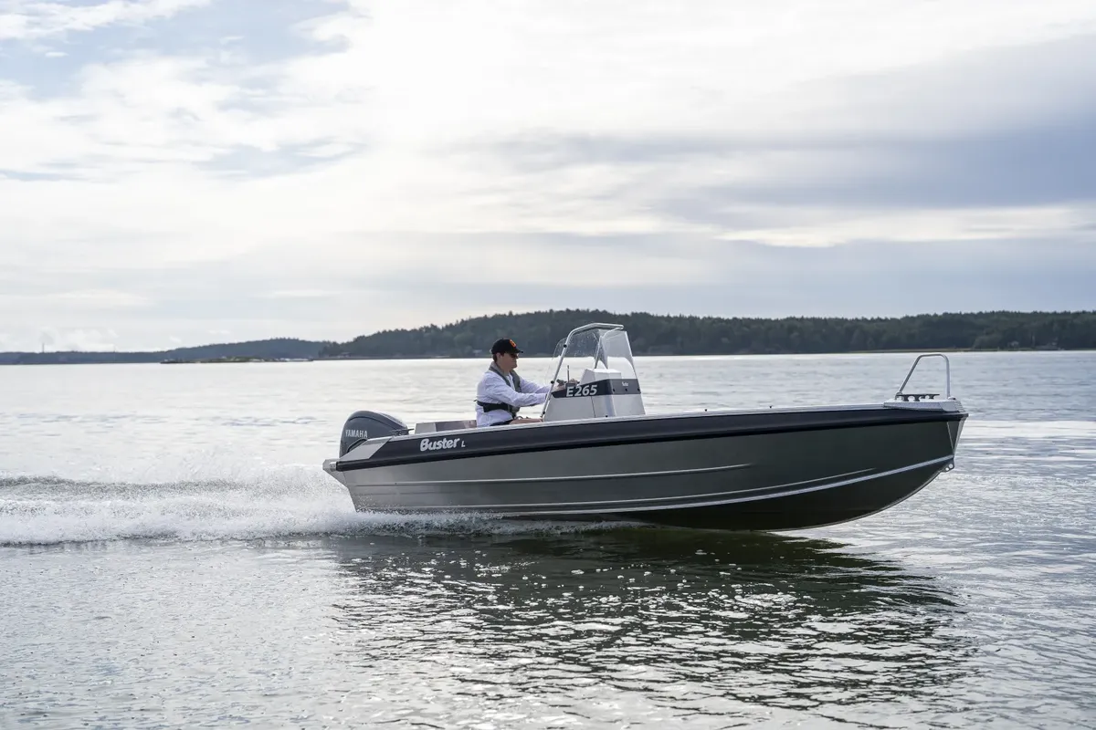 Buster Lcc: Boot varend op water