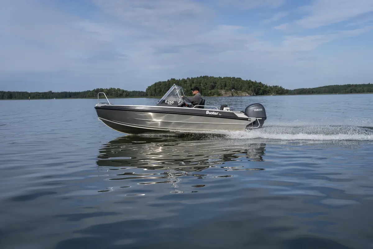Buster Lx: Boot varend op water