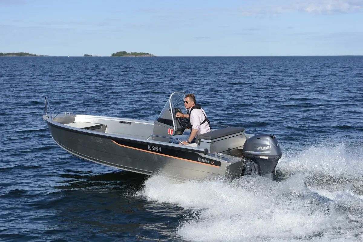 Buster M1: Boot varend op zee