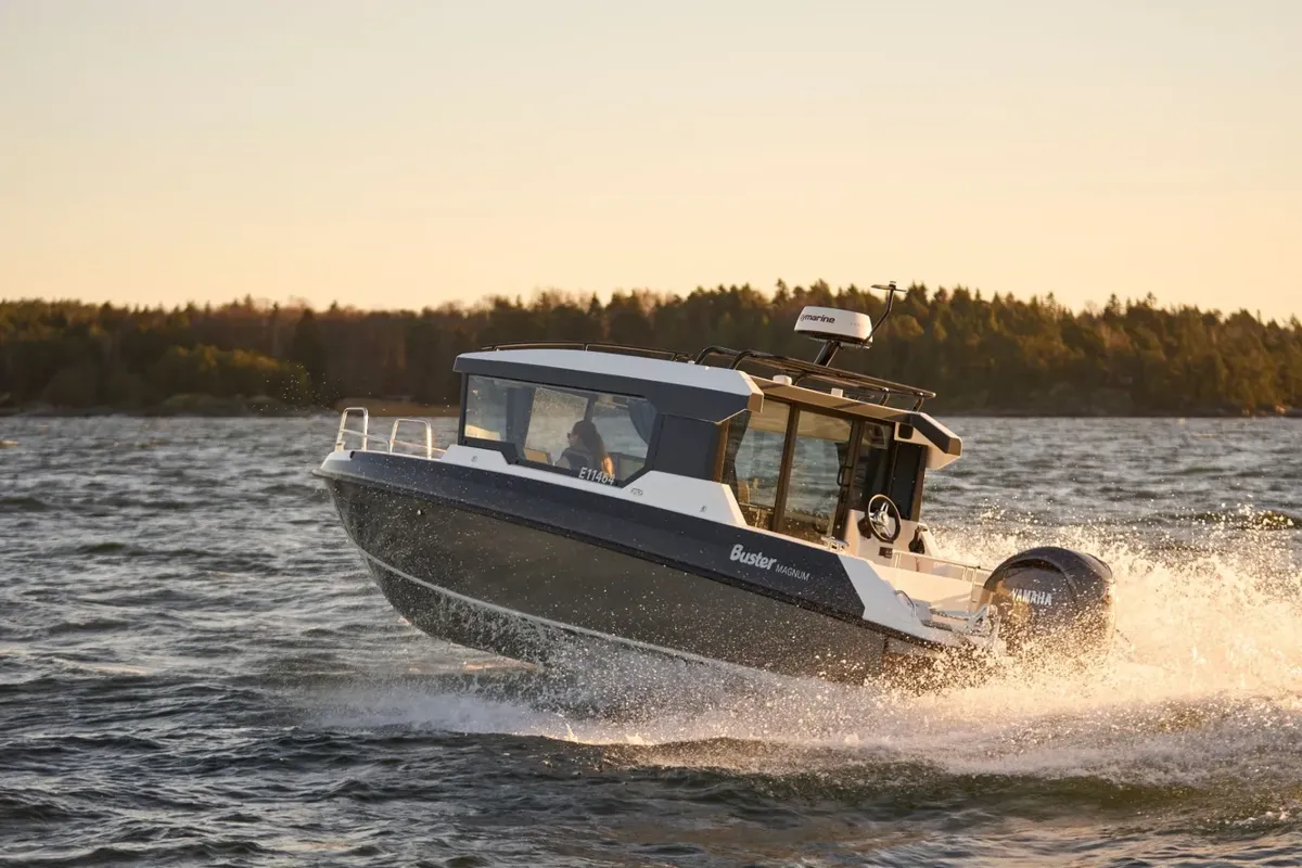 Buster Magnum Cabin: Boot varend op water