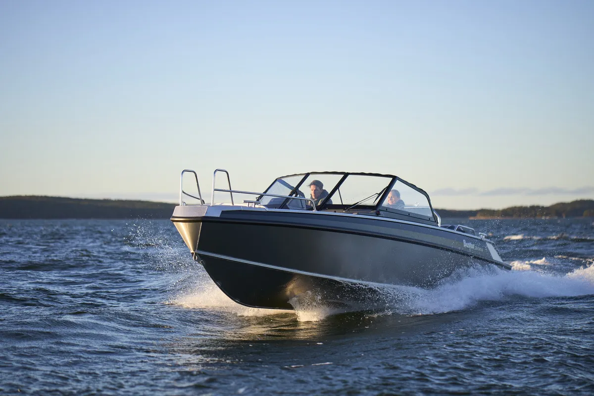 Buster Magnum: Boot varend op water