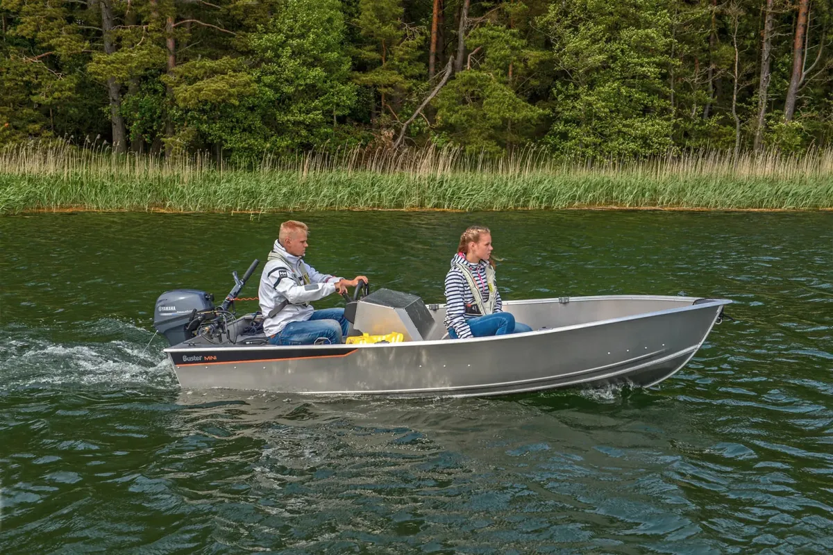 Buster Mini Sport: Aluminium boot varend op meer
