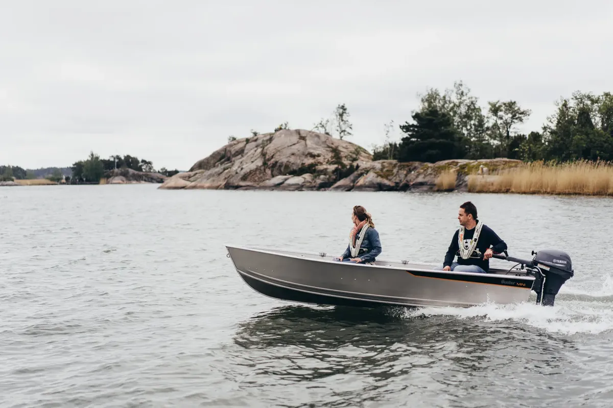 Buster Mini: Kleine boot vaart op water