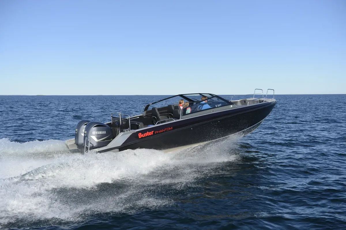Buster Phantom: Speedboot varend op zee
