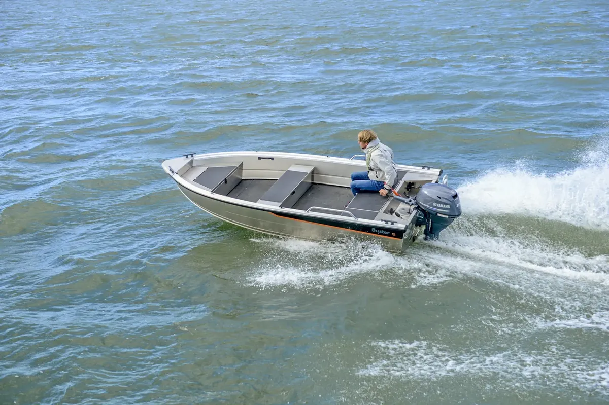 Buster S: Boot varend op water