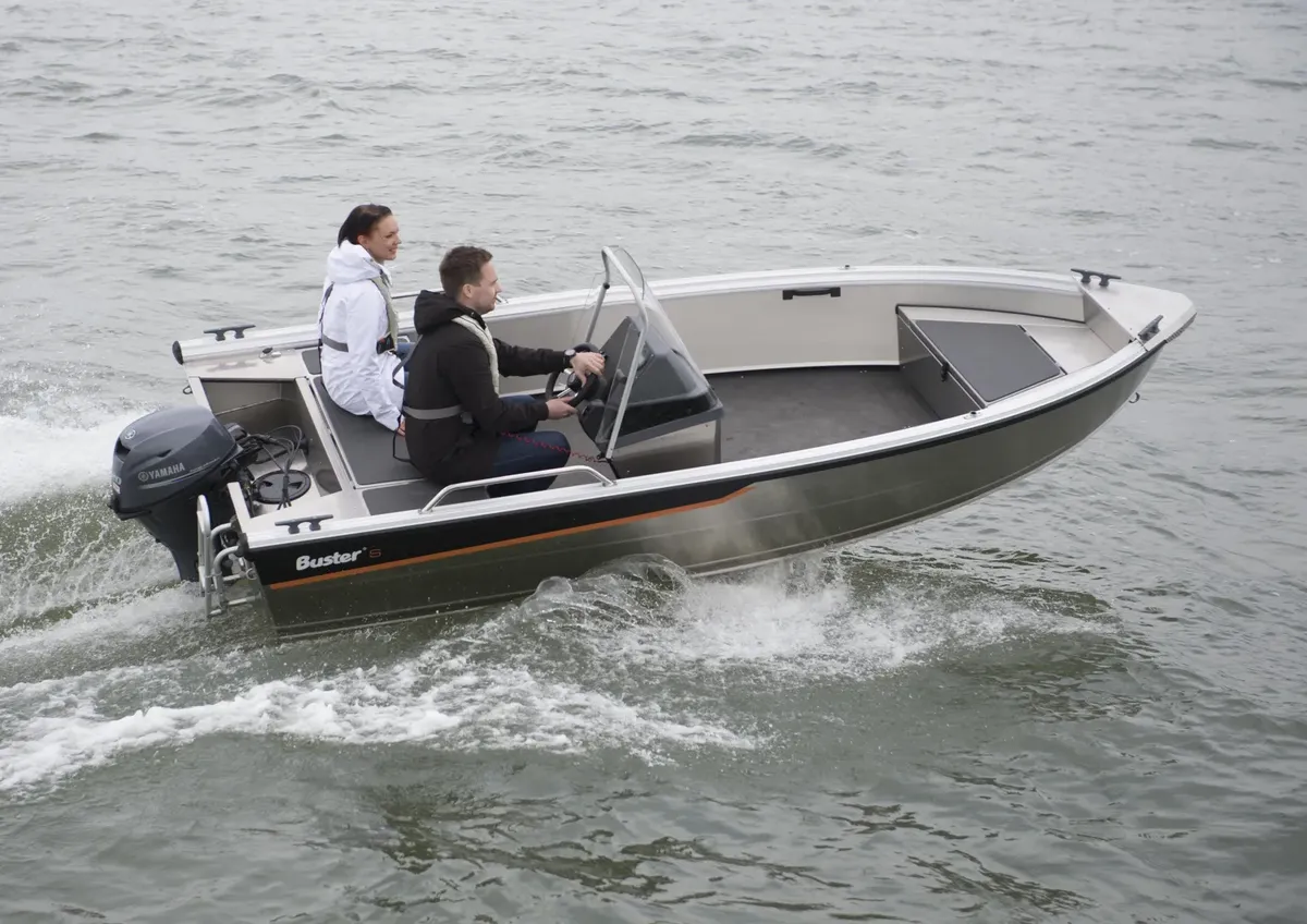 Buster S1: Boot varend op water