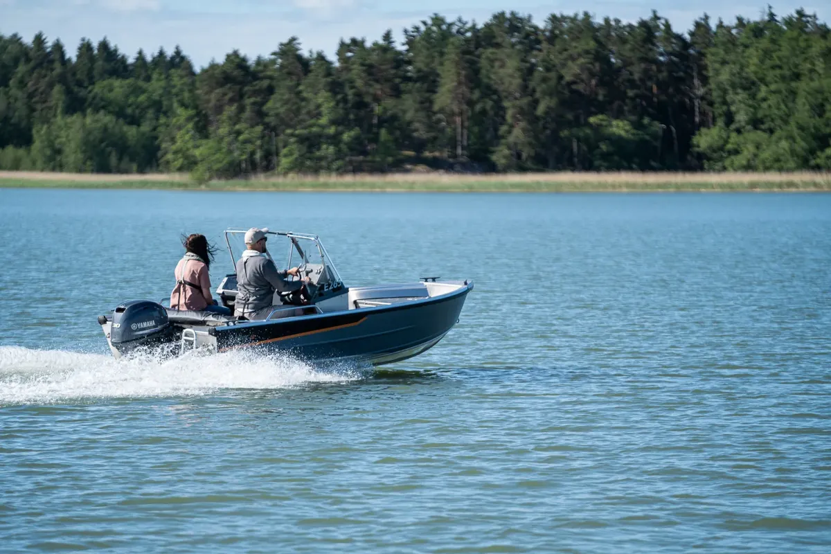 Buster S2: Boot varend op meer
