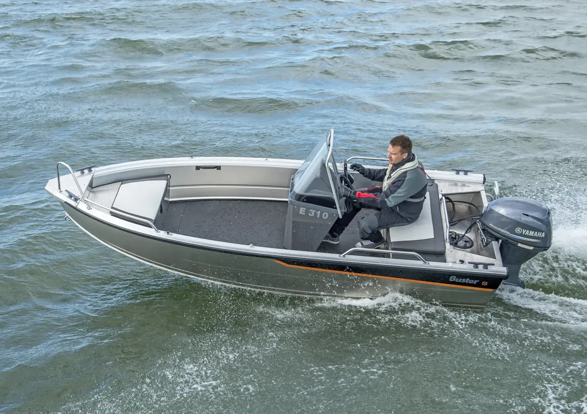 Buster Scc: Boot varend op water