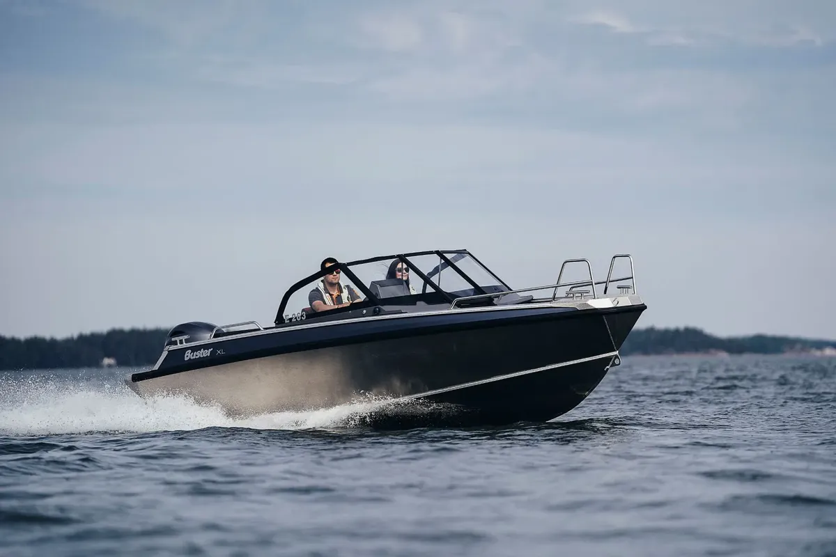 Buster XL: Boot varend op water