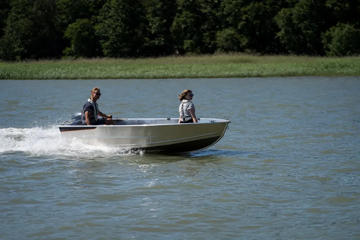 Buster XS: Boot varend op meer