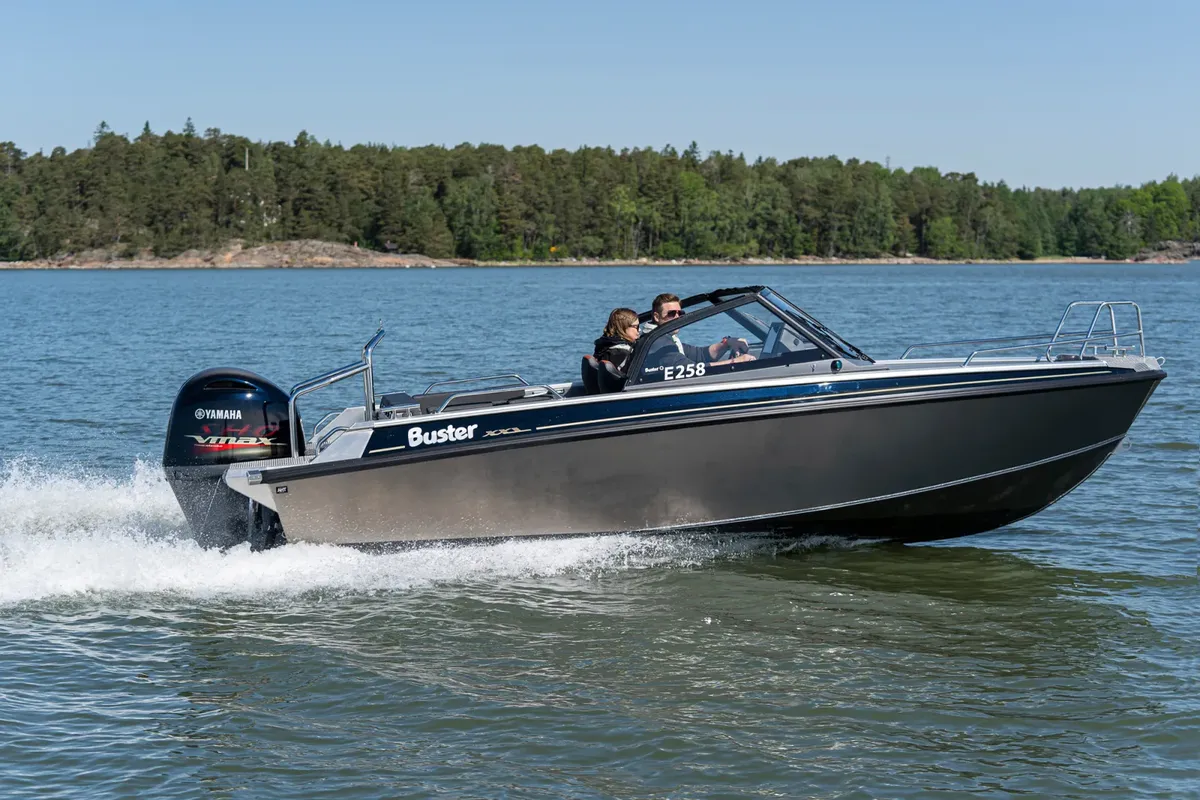Buster XXL V Max: Boot varend op water