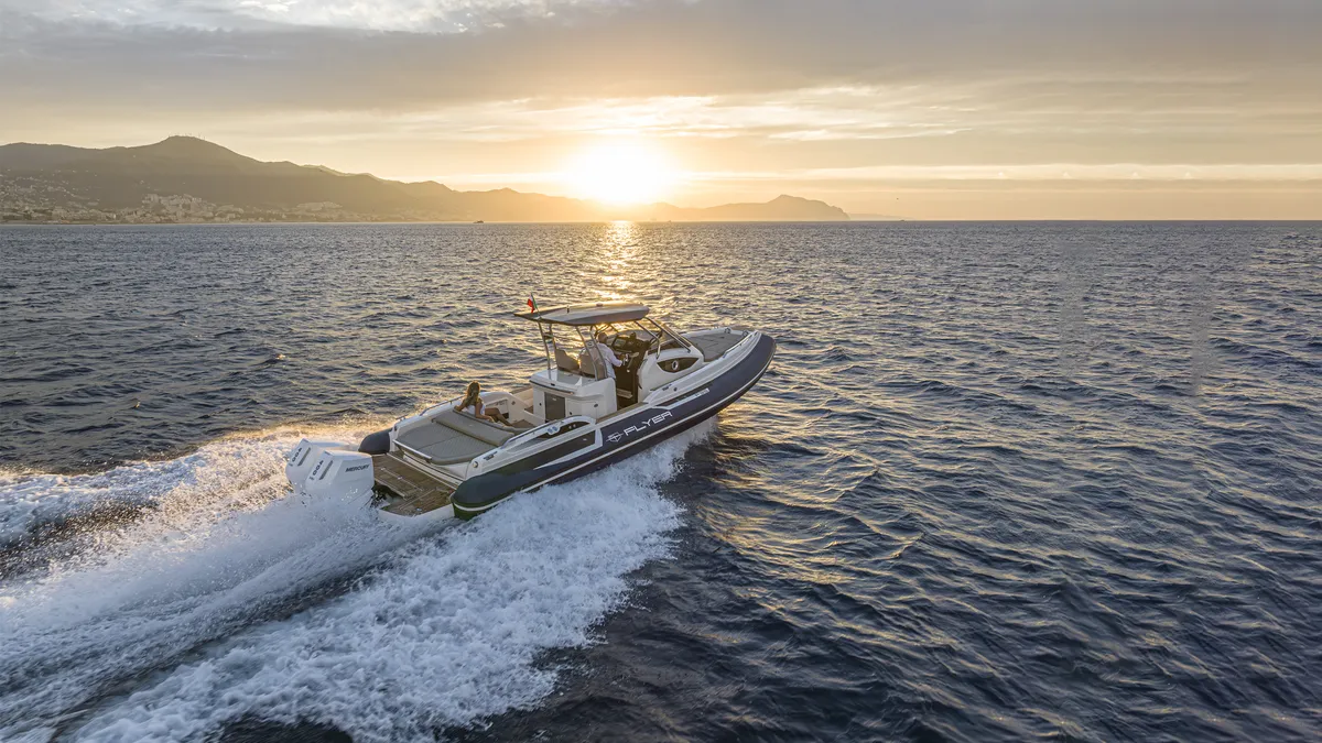 BWA Nautica Flyer F36: Boot varend op zee bij zonsondergang