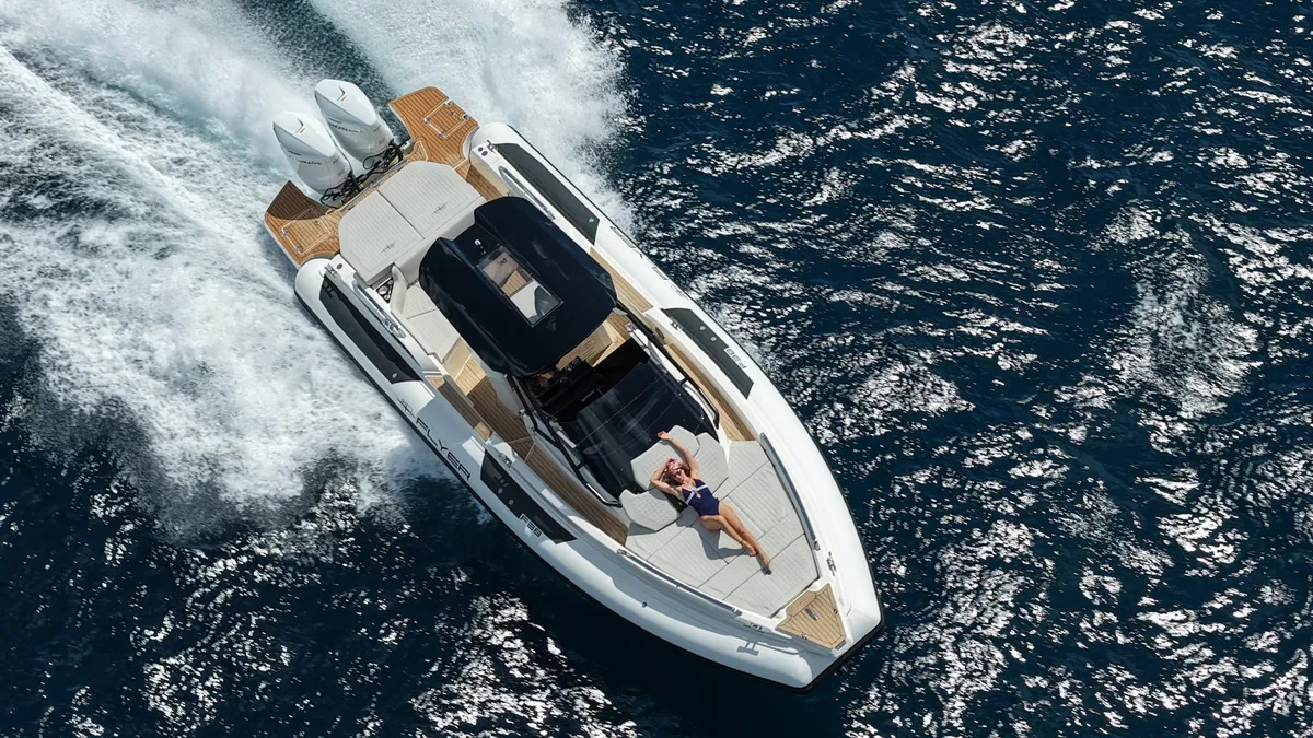 BWA Nautica Flyer F38: Boot varend op zee met vrouw