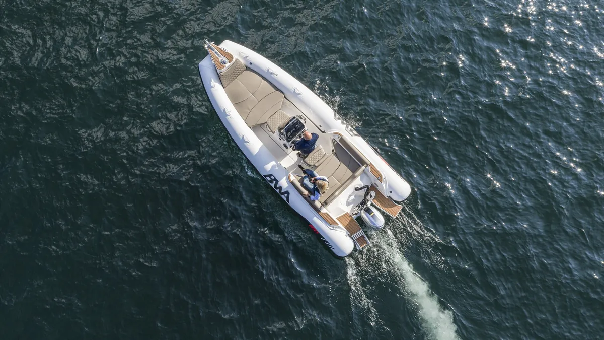 BWA Nautica GTO 218: Boot varend op zee vanuit vogelperspecti