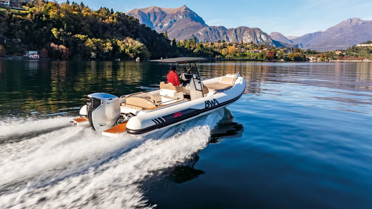 BWA Nautica GTO 308: Rib boot varend op meer