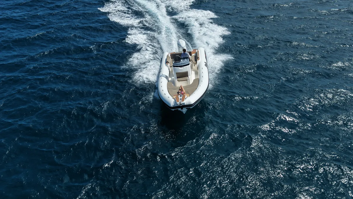 BWA Nautica GTO 308C: Rubberboot varend op zee