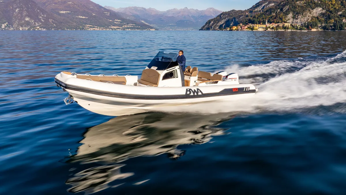 BWA Nautica GTO 328: Speedboot varend op meer