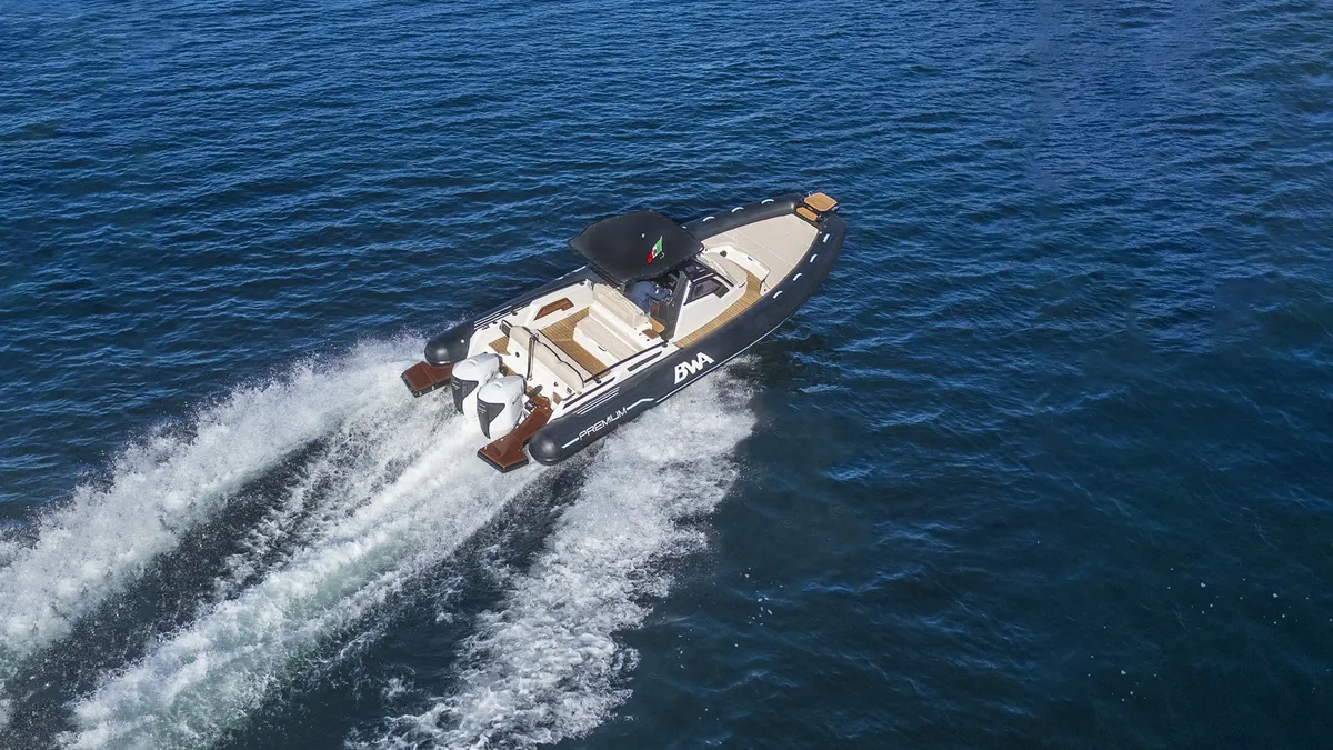 BWA Nautica Premium 32: Boot varend op zee