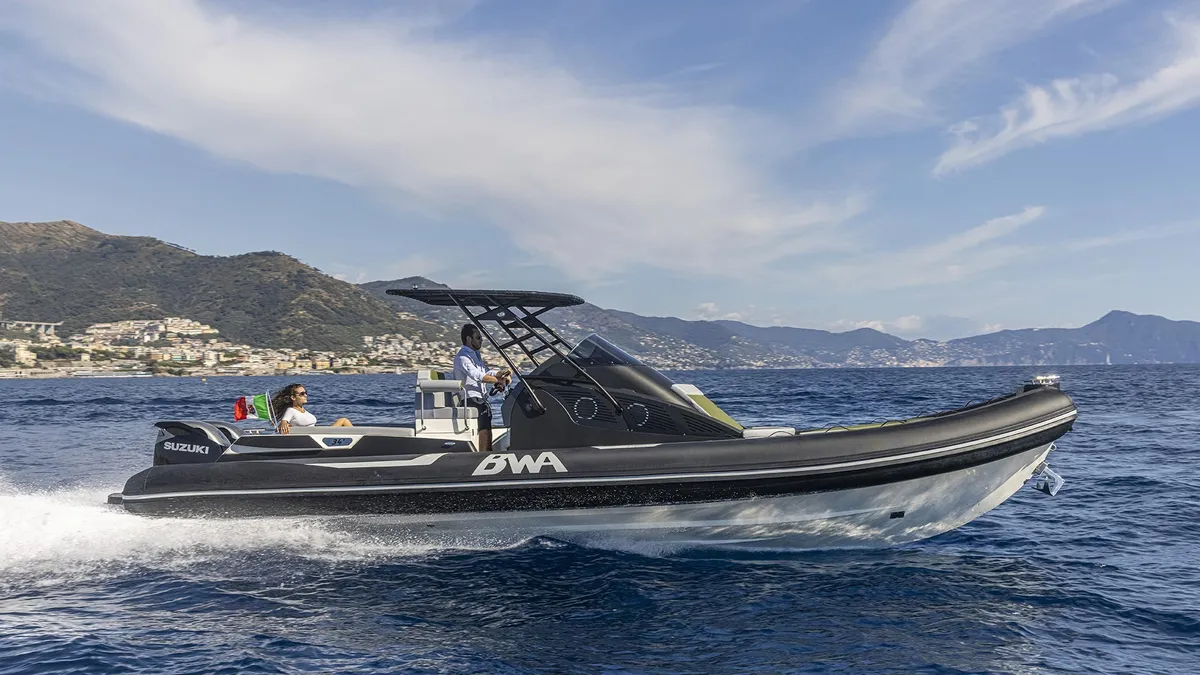 BWA Nautica Premium 34: Boot varend op zee