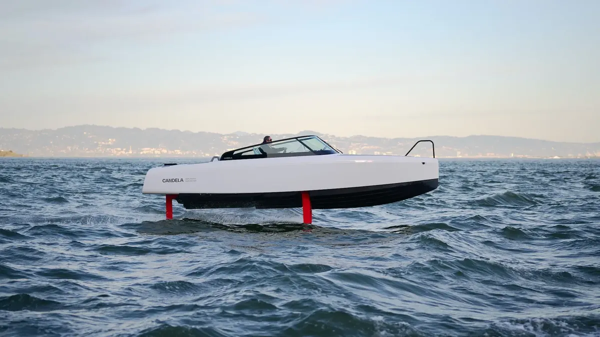 Candela C-8: Boot varend op foils boven water