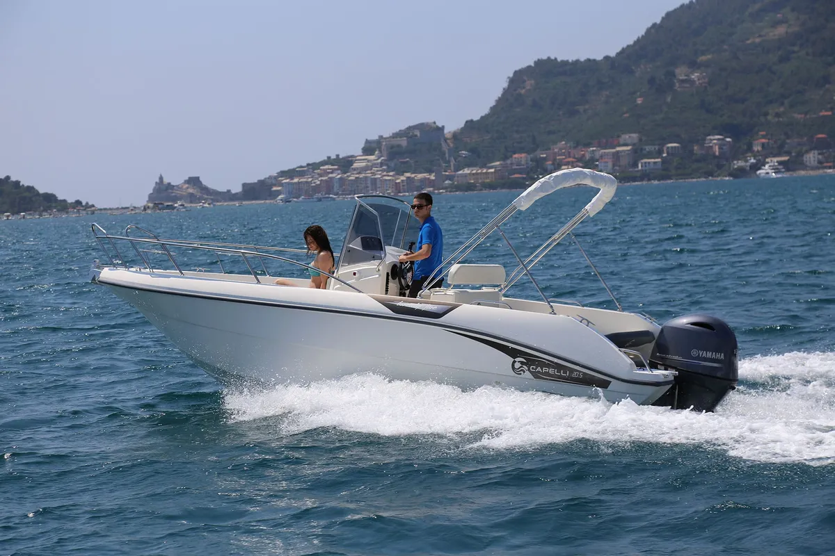 Capelli 20.5: Boot varend op zee