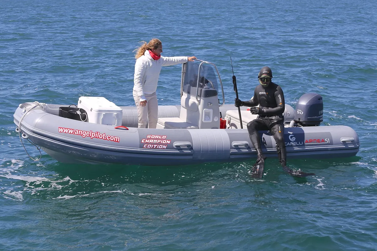 Capelli Apnea 51: Duiker springt van rubberboot