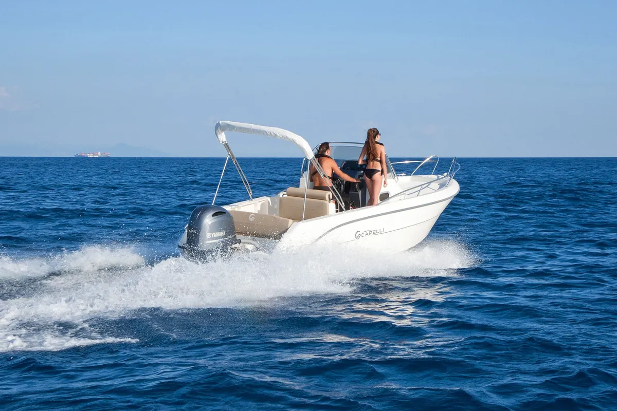 Capelli Cap 21.5 WA: Boot varend met spatwater op zee