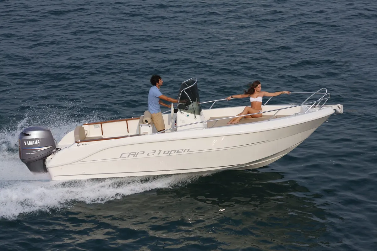 Capelli Cap 21 Open: Boot varend op zee