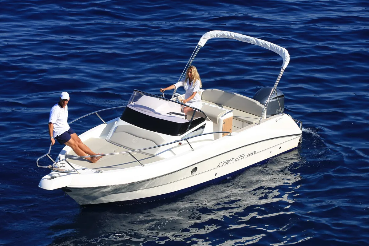 Capelli Cap 25 WA: Boot varend op zee met inzittenden