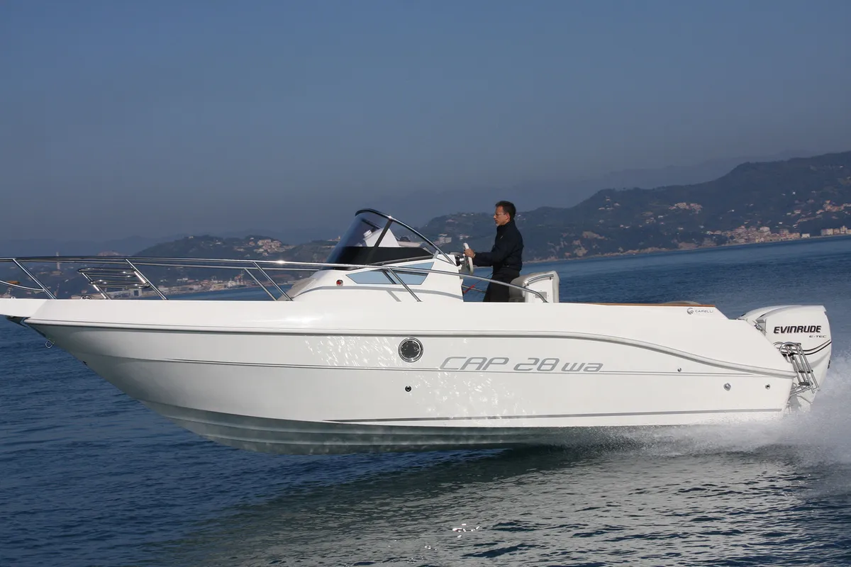 Capelli Cap 28 WA: Boot varend op zee